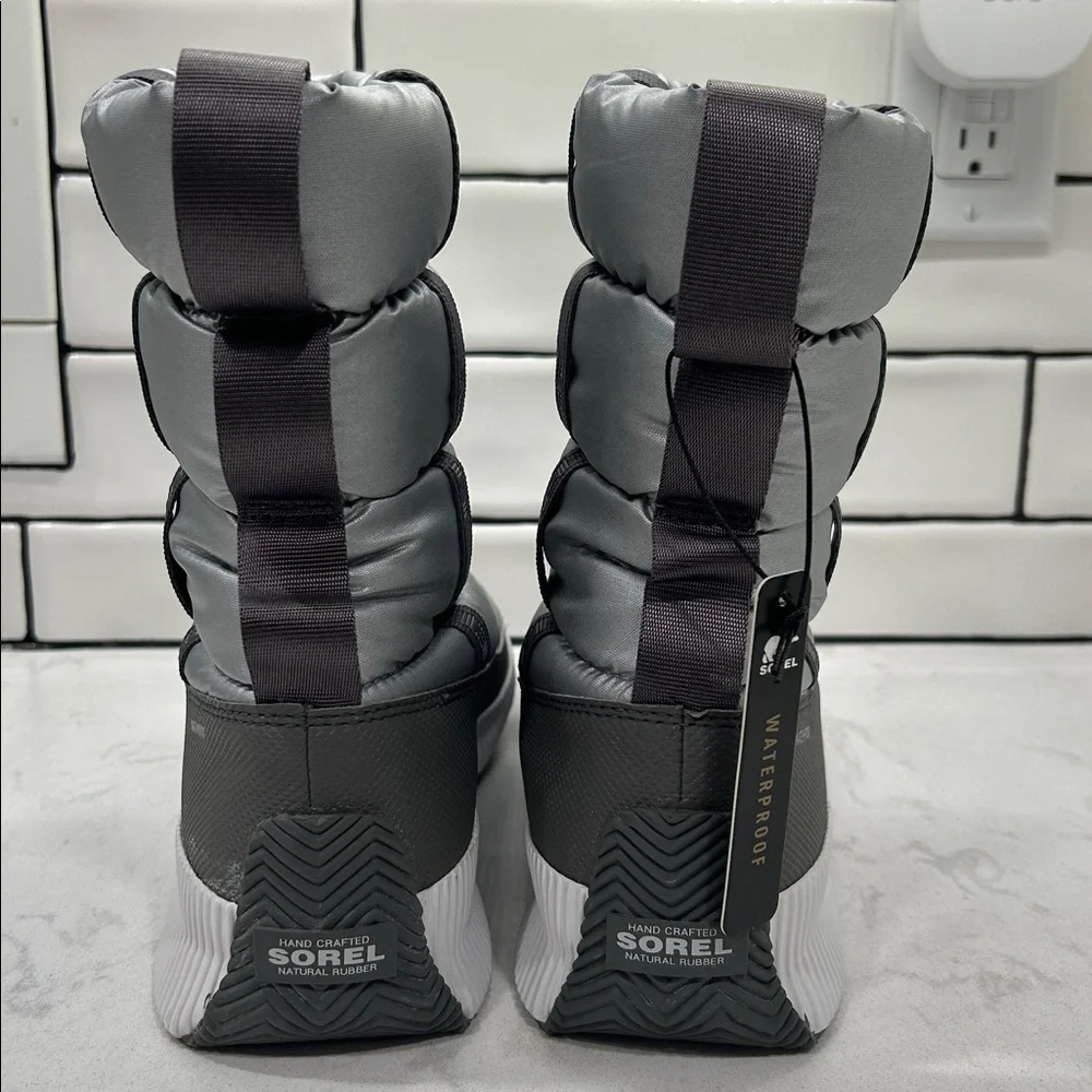 NWT SOREL Out ‘N About Puffy Mid Boot Silver Women’s 12